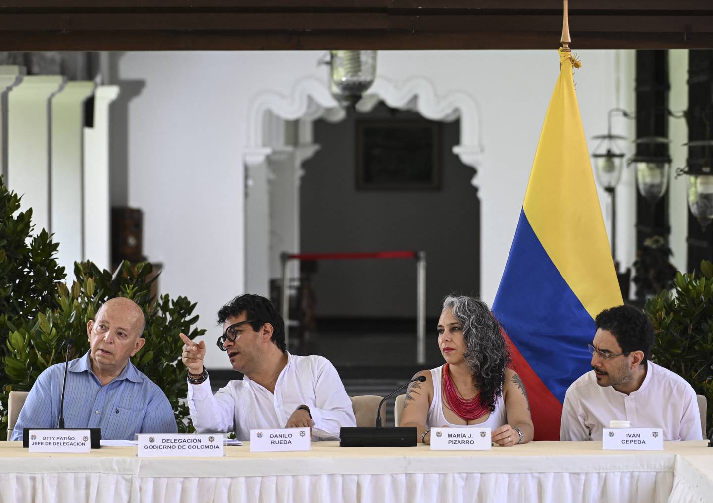 (De izq a der) Los delegados del gobierno colombiano, Otty Patiño, Danilo Rueda, María Pizarro e Iván Cepeda, hablan mientras participan en un evento en el marco de las conversaciones de paz con el último grupo guerrillero activo de Colombia, el Ejército de Liberación Nacional ( ELN).
