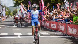 Pablo Mudarra soporta el calor y el viento en Cañas para ser el primer líder de la Vuelta
