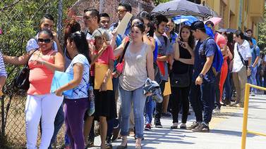 Cientos de personas hacen fila por empleos en nuevo mall de Desamparados 