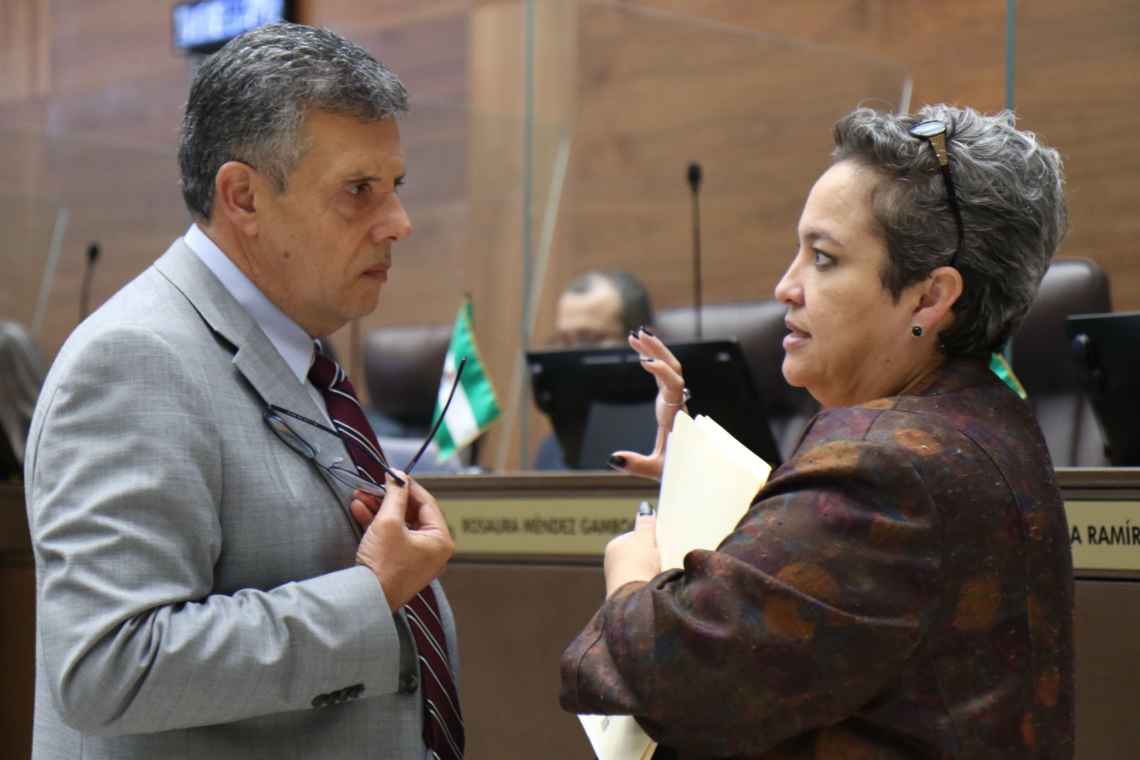 Oscar Izquierdo, jefe de fracción del PLN, solicitó este miércoles a la diputada Carolina Delgado que no siga obstruyendo el proyecto de reforma a la ley contra el crimen organizado. Foto: Asamblea Legislativa. 