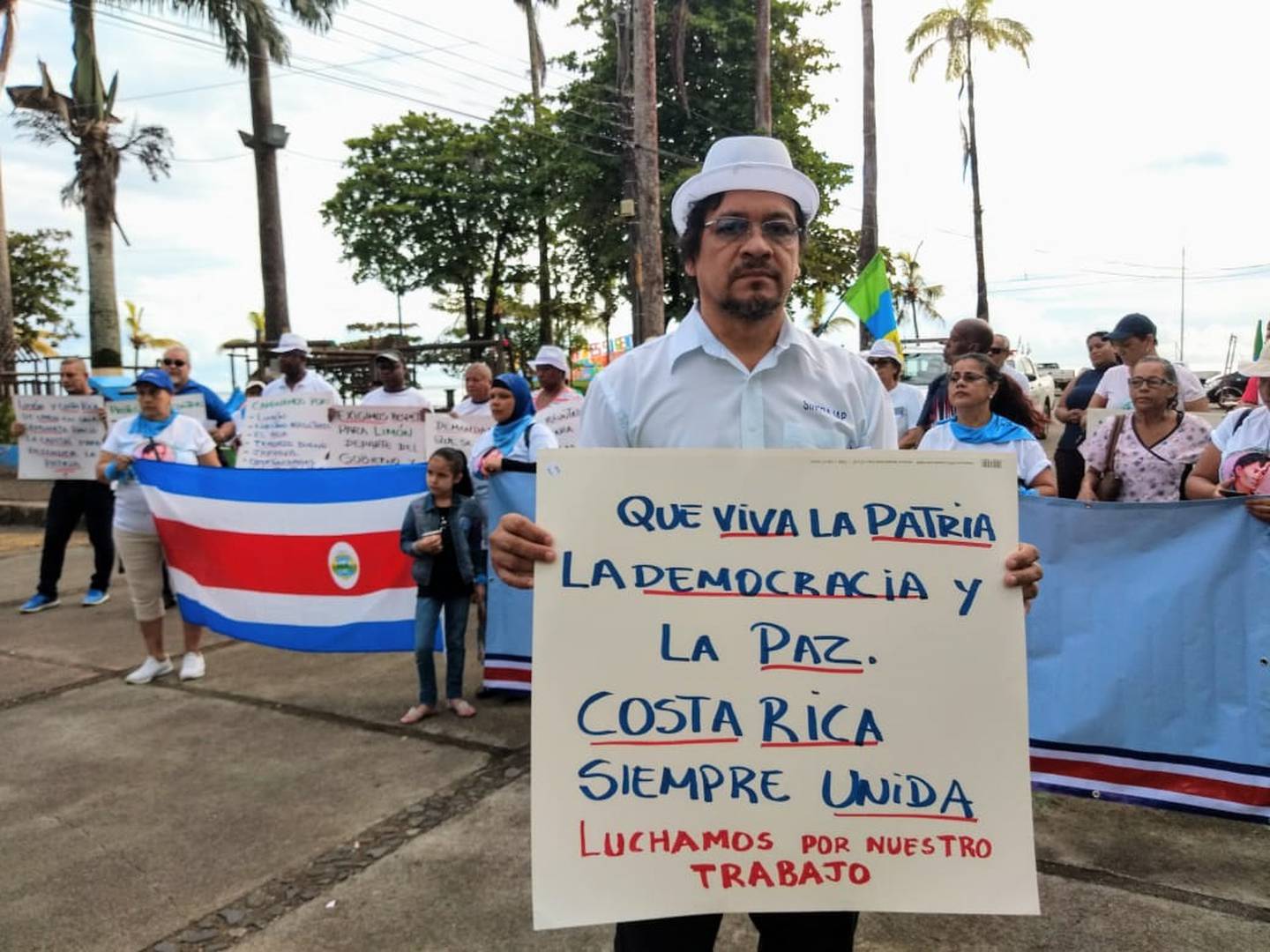 Limonenses alzan la voz en las calles y marchan hacia San José reclamando trabajo