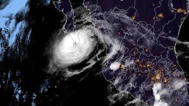 Huracán Olaf se debilita sobre el sur de Baja California