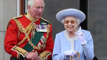 Reina Isabel II cumple 70 años en el trono sin perder la sonrisa