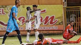 Alajuelense triunfa en la ‘Olla Mágica’: Jonathan Moya anotó; Miguel Ajú atajó penal a Joel Campbell