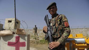 Un soldado muerto y al menos 15 heridos en ataque a base militar en Afganistán