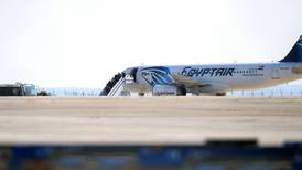 Secuestrador del avión egipcio libera a los 55 pasajeros y se entrega