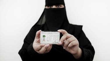 Mujeres saudíes inscriben el derecho a conducir en sus contratos matrimoniales