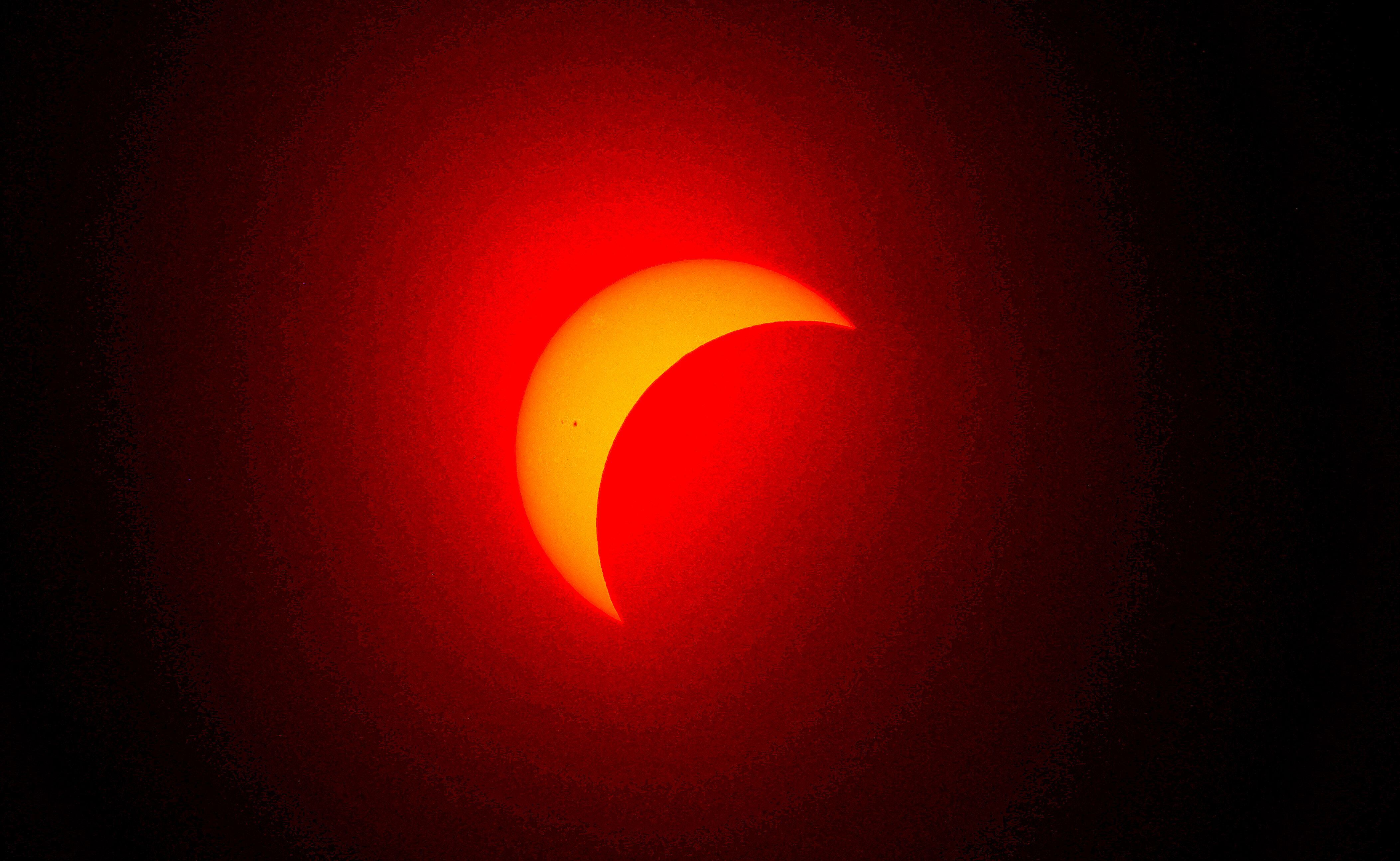 La Luna eclipsa al Sol en Fort Worth, Texas. Millones de personas acudieron en masa a diversas regiones de América del Norte que estaban en el 