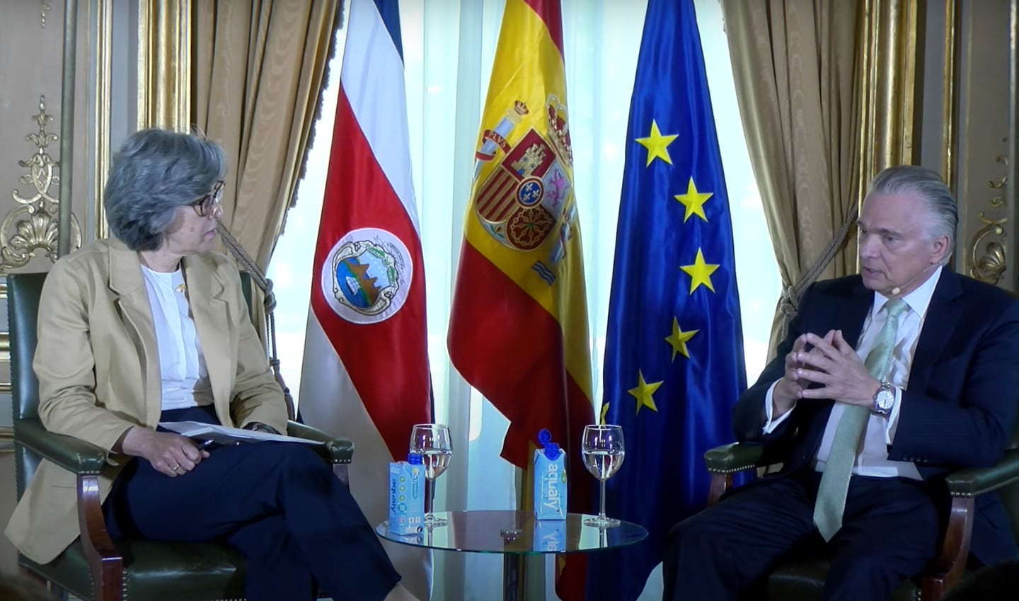 El canciller Arnoldo André Tinoco en una entrevista con Charo Gasta, directora internacional de la agencia EFE. El encuentro se dio en Casa América, en Madrid, el lunes 22 de abril.