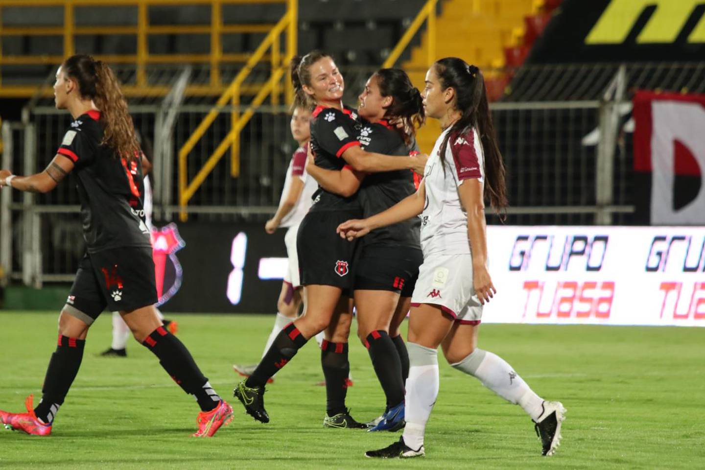 Fabiola Sánchez celebra con Raquel Rodríguez luego de que el cabezazo de la ataque se convirtió en gol. Fotografía: Prensa Alajuelense