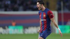 Robert Lewandowski salió al rescate de un  Barcelona que deja dudas