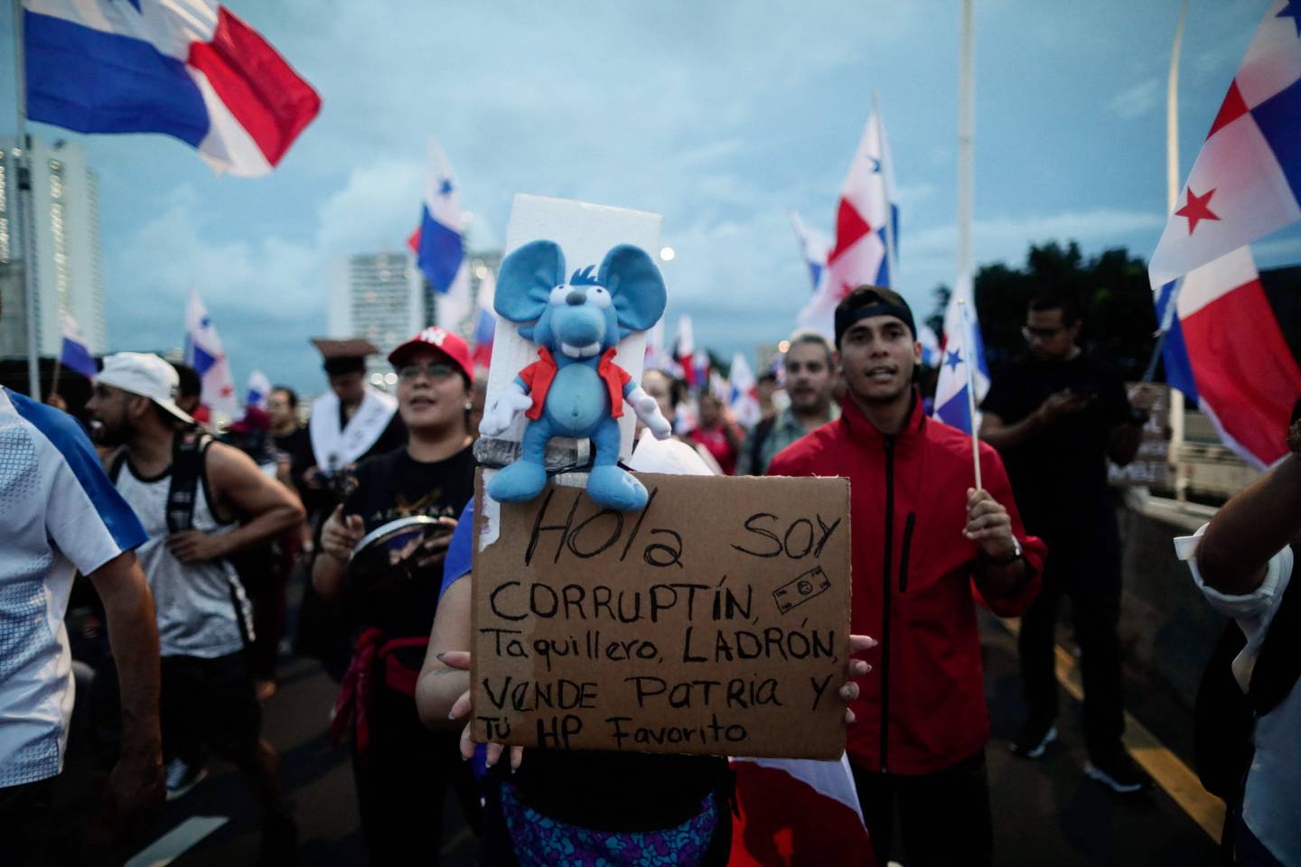 Los manifestantes participan en una protesta contra el contrato gubernamental con la empresa minera canadiense First Quantum -y su filial Minera Panamá- en la Ciudad de Panamá, Panamá, este viernes.