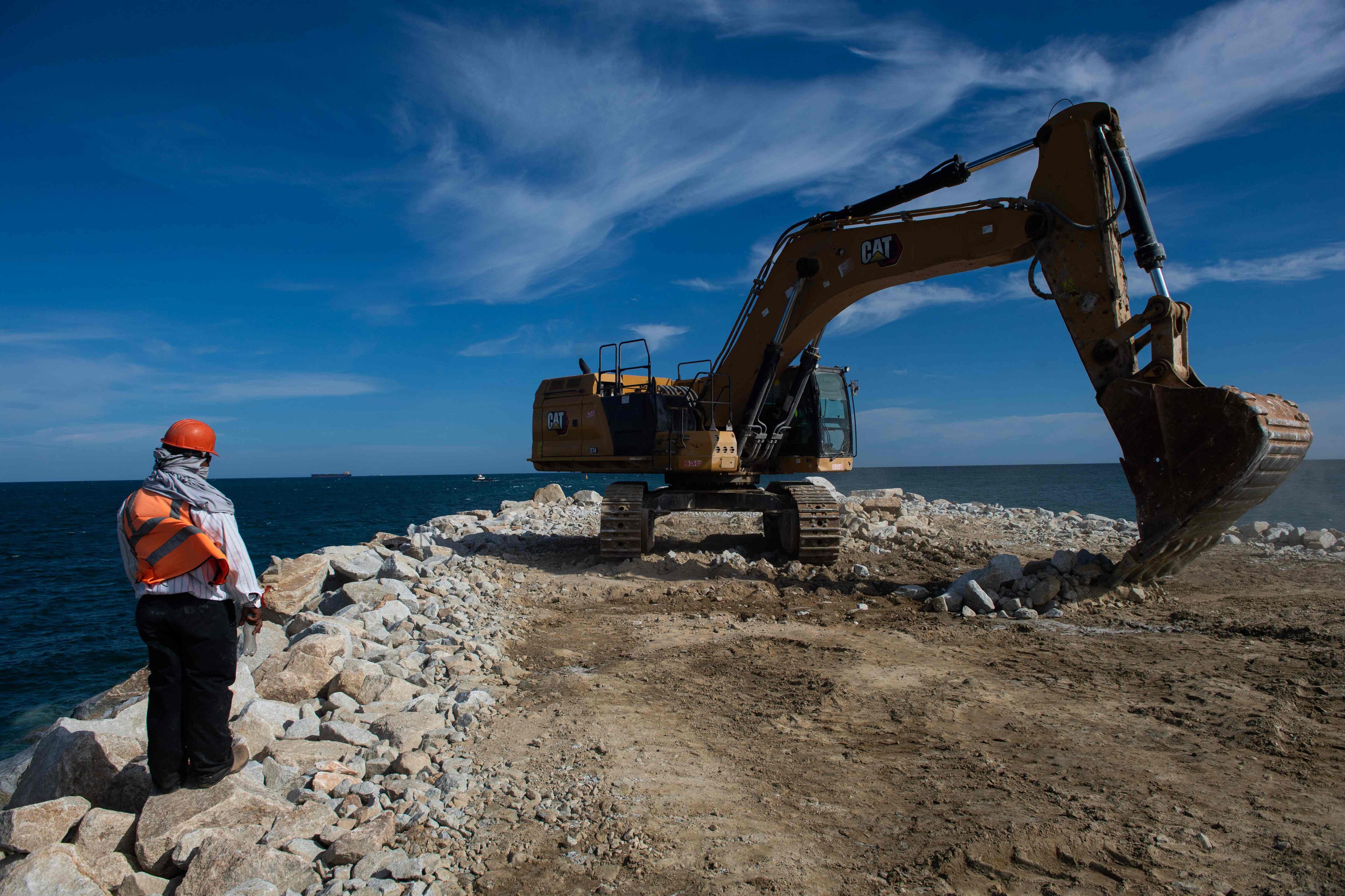 Un trabajador supervisa los trabajos de construcción de un rompeolas en el puerto de Salina Cruz, Oaxaca, como parte de las obras de ampliación del Ferrocarril Interoceánico que conecta el Océano Pacífico y el Golfo de México, como una opción logística del Canal de Panamá.