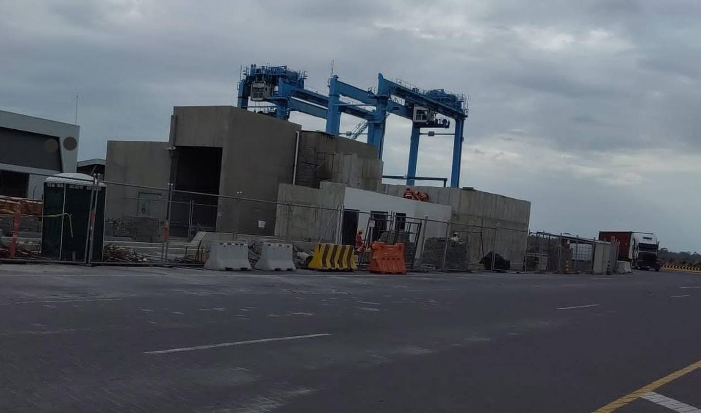 En el muelle administrado por APM Terminals en Moín, ya se trabaja en los puntos de entrada y salida de los nuevos escáneres que se espera instalar en el primer semestre del 2023. Foto: suministrada por Reiner Montero.