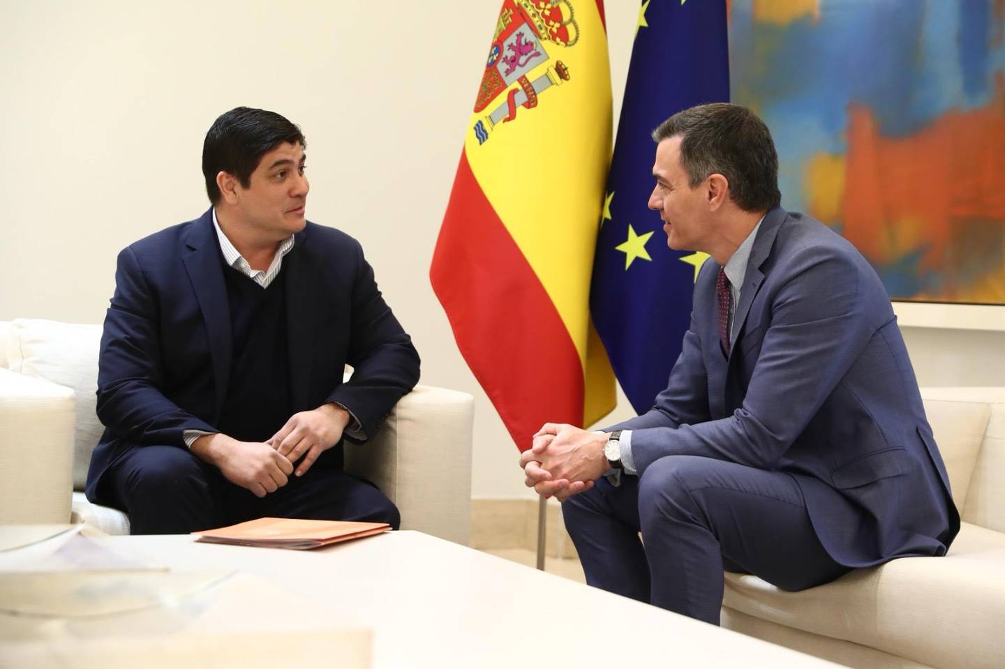 El exmandatario Carlos Alvarado, se reunió con el presidente de España, Pedro Sánchez, para discutir políticas de cambio climático.