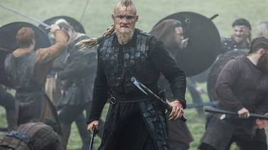 Björn, el hijo de Ragnar en la serie ‘Vikings’, surfea en las playas costarricenses