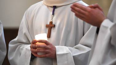 ‘Esto es demasiado’, católicos franceses esperan cambios en Iglesia luego de informe sobre pederastia