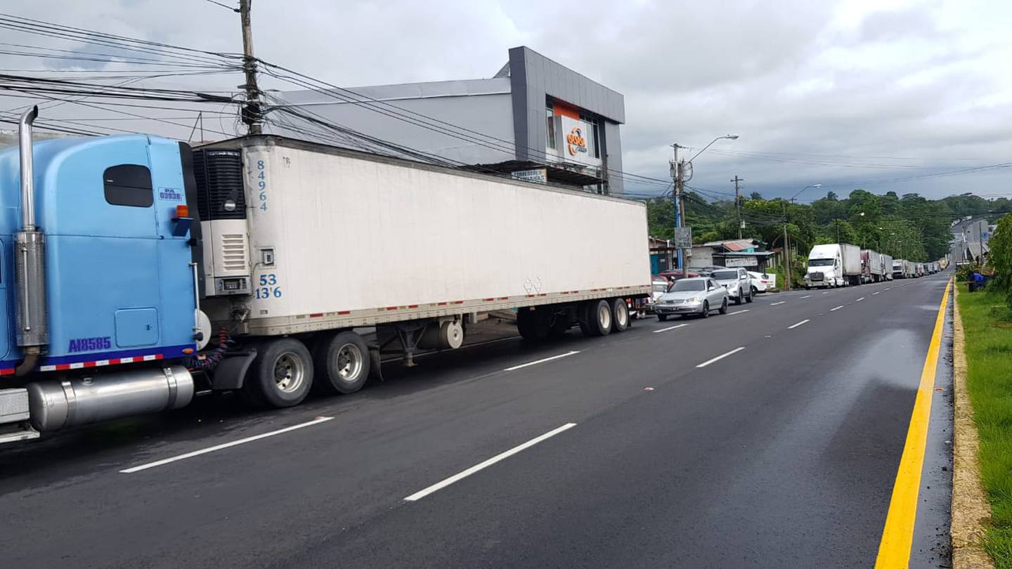 Decenas de camiones hicieron presa en Paso Canoas desde el lunes 18 de mayo. No pasaban la frontera con Panamá en protesta contra las medidas sanitarias impuestas por Costa Rica. Foto: Freddy Parrales