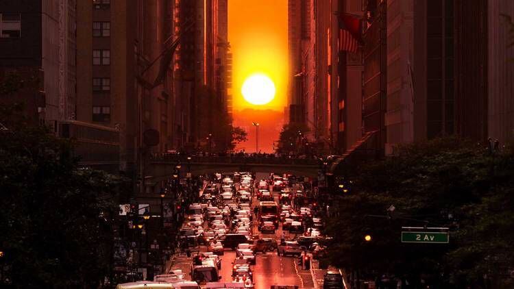 El Manhattanhenge ocurre cuando el sol se pone en el ángulo perfecto en las calles de Manhattan. 