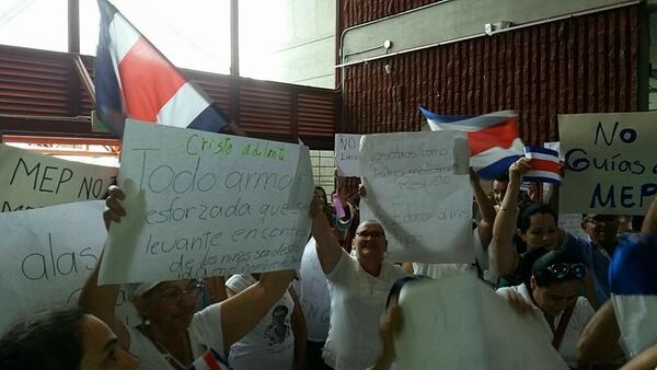 Padres de familia se manifestaron en contra de los Programas de Afectividad y Sexualidad aprovechando visita de ministra de Educación, Sonia Marta Mora, en San Carlos.