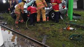 Conductor de vehículo está grave tras choque contra tren