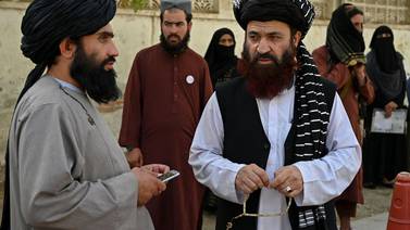 EE. UU. y los talibanes se reúnen por primera vez luego de la retirada de tropas de Afganistán