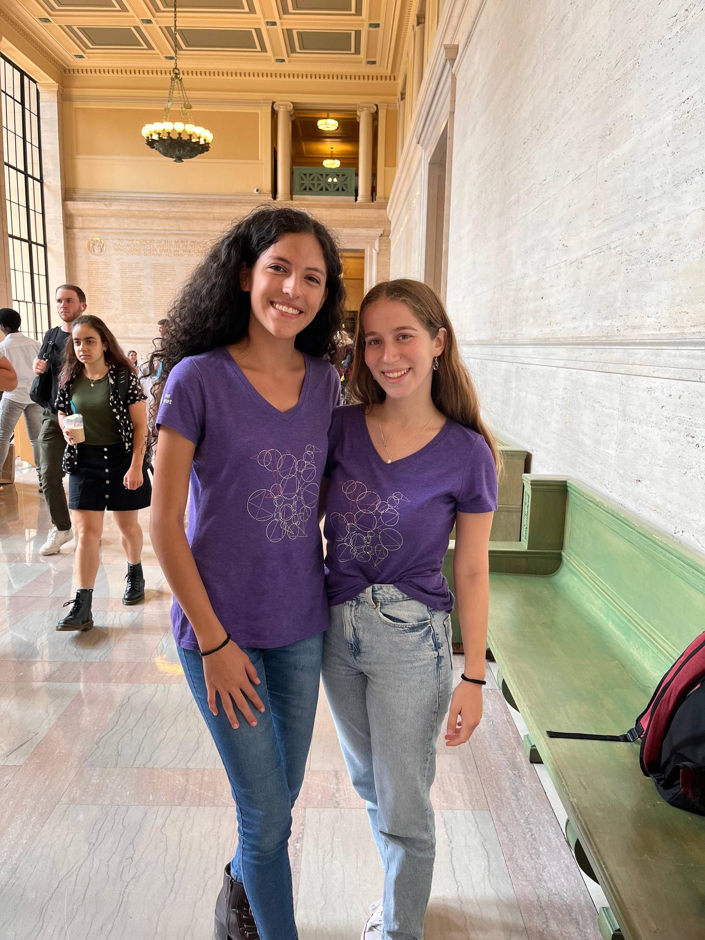 Kristel Acuña (izquierda) y Nicole Lipschitz se conocieron gracias a las matemáticas y esto las impulsó a conseguir beca en el MIT.

Fotografía: Cortesía