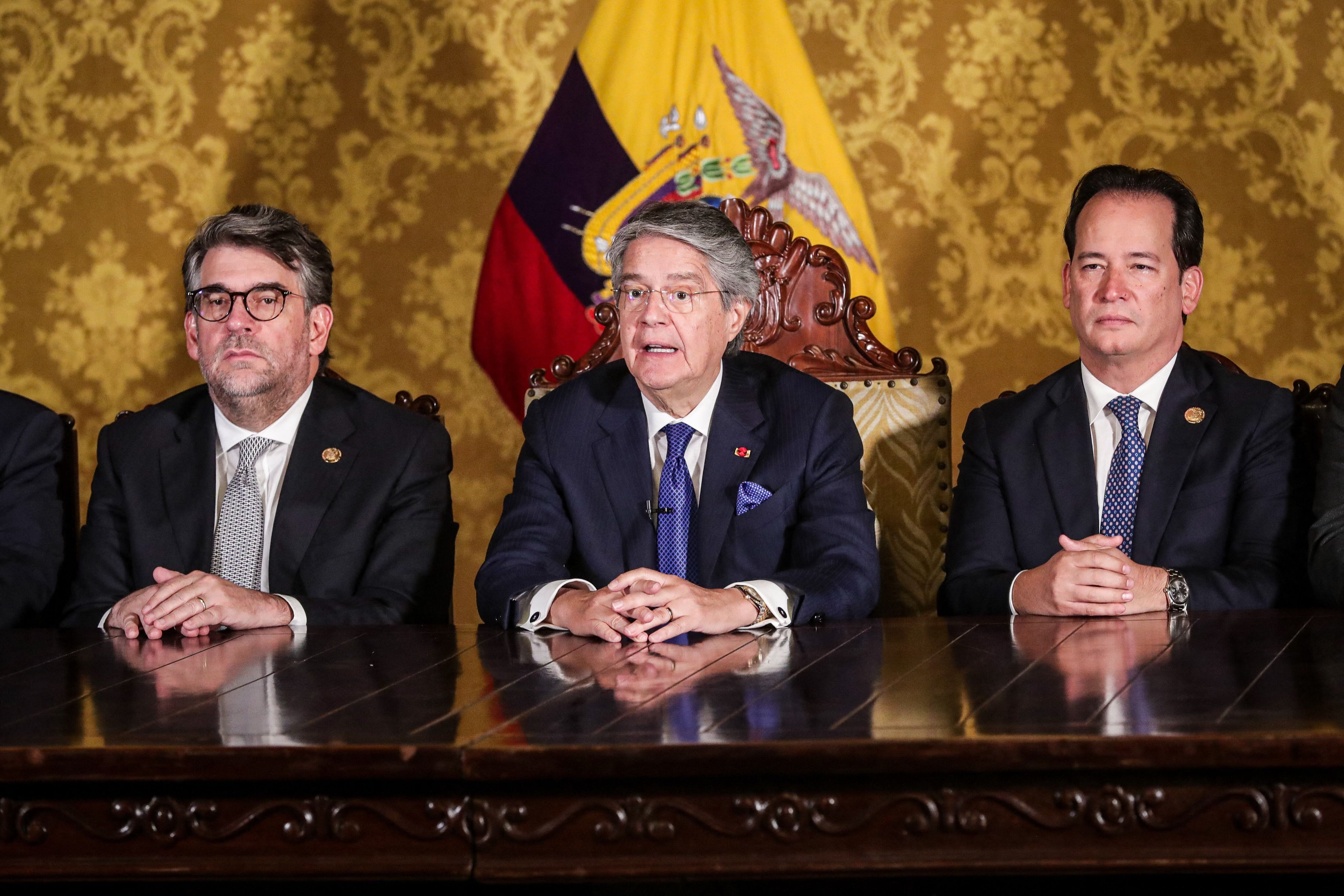 El presidente ecuatoriano Guillermo Lasso (centro), quien enfrentaba un proceso de juicio político en el Congreso por presunta corrupción, emitió un decreto disolviendo el órgano legislativo. Foto: