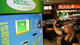 Máquinas premiarán por reciclar en los ‘malls’