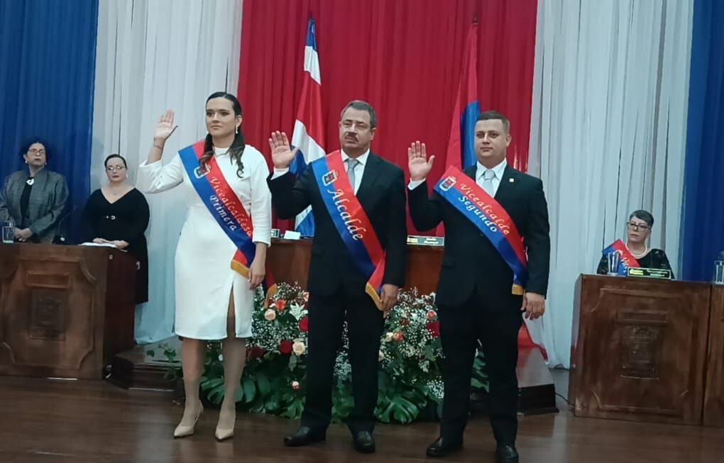 Mario Redondo, alcalde de Cartago (al centro), junto a Alonso Picado Chacón y Grettel Quesada Moya, nuevos presidente y vicepresidenta del Concejo Municipal de Cartago.