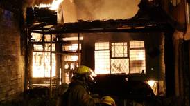 Incendio consume vivienda abandonada y daña apartamentos y cuartería en Plaza González Víquez