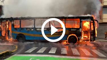 Fuego consumió un bus en pleno centro de San José