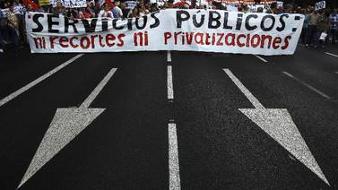 Standard  &  Poor’s deja la deuda de España al borde del ‘bono basura’