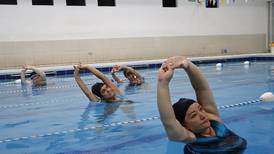 Pacientes de CCSS hallan alivio con ejercicios en el agua