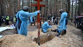 Cientos de tumbas y ‘centros de tortura’ fueron encontrados en territorios liberados en Ucrania
