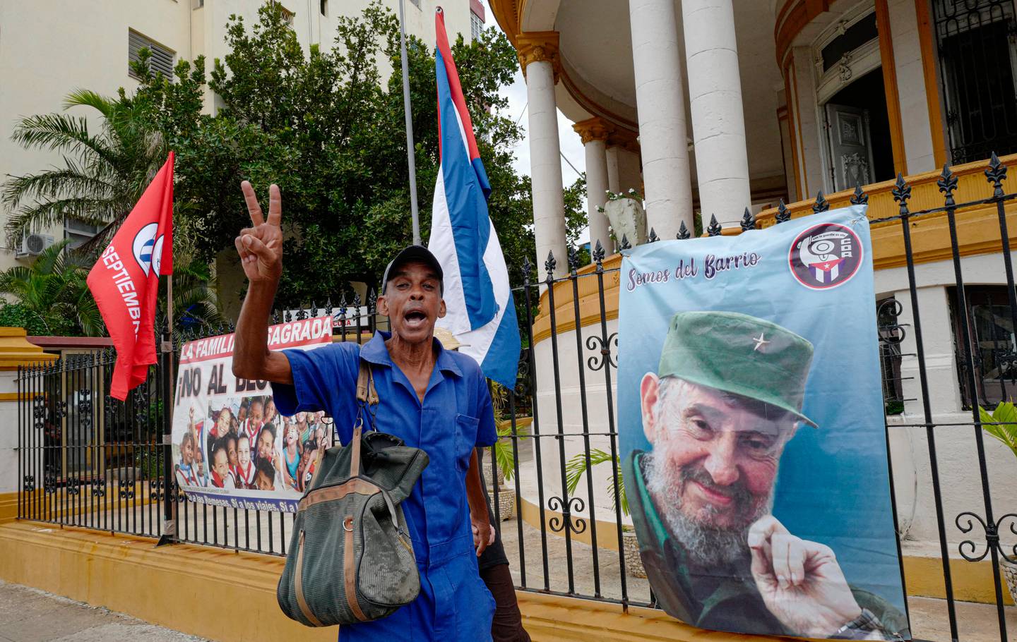 Un hombre hace el signo de la victoria frente a la Oficina Nacional de los Comités de Defensa de la Revolución en La Habana