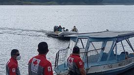 Socorristas rescatan cuerpo de mecánico ahogado en lago Arenal