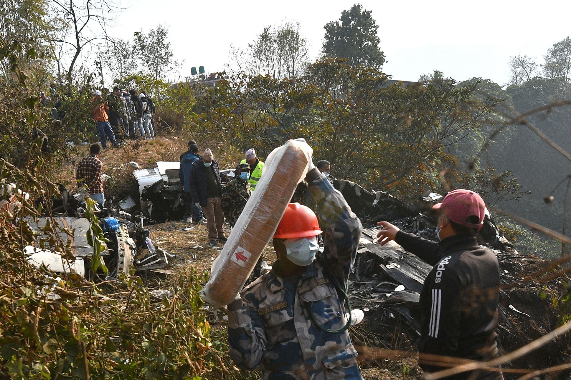 Los rescatistas inspeccionan los restos en el lugar donde se estrelló un avión en Pokhara el 15 de enero de 2023.