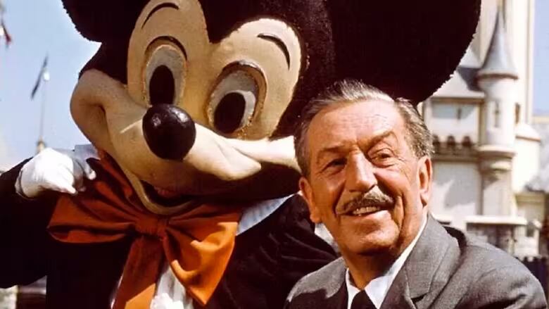 Walt Disney fue el empresario que construyó el parque temático del famoso ratón en Estados Unidos e inspiró al pueblo fantasma que quedó abandonado en Turquía.