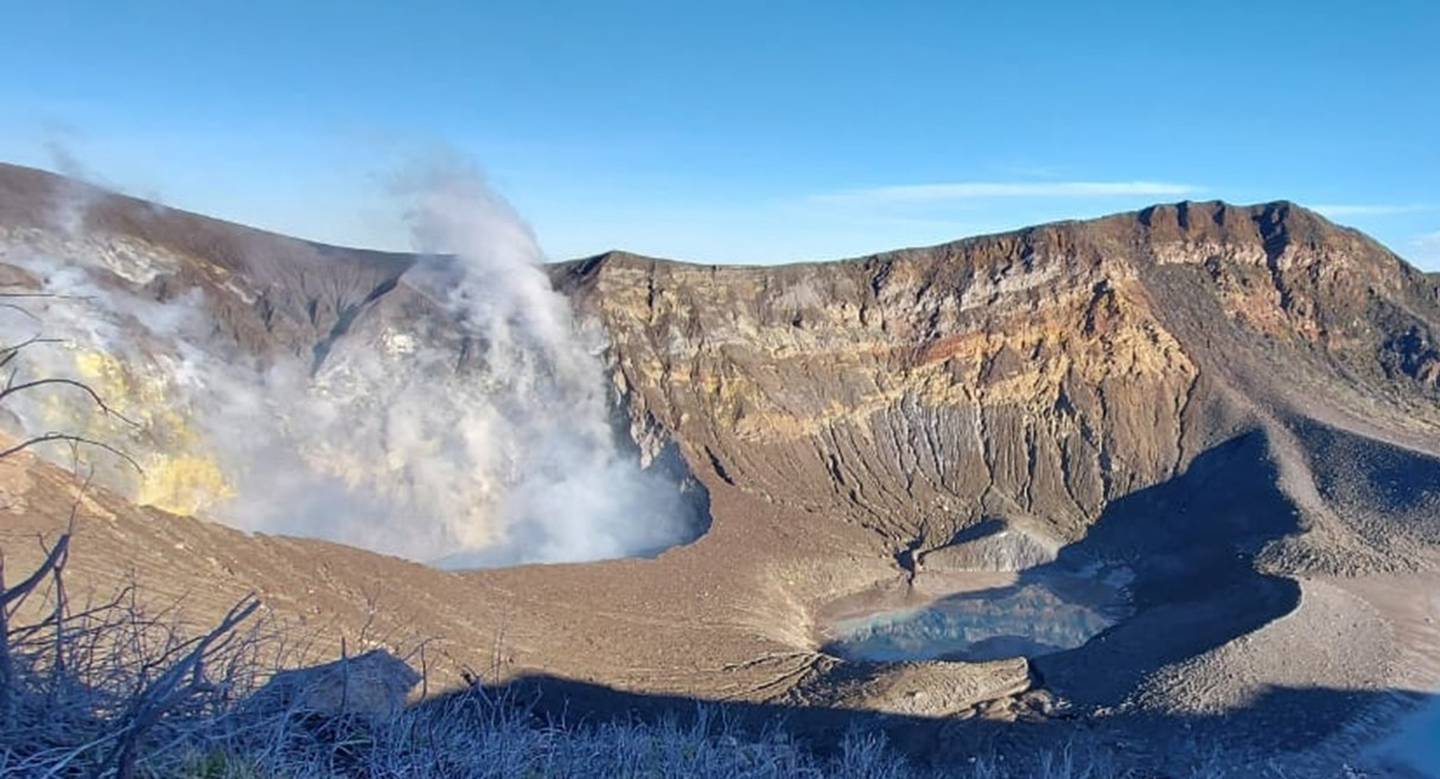 Diez horas después de la erupción de este domingo, el cráter del volcan turrialba seguia humeante. Foto: Cortesía de Reina Sánchez/SINAC.