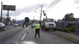 Reparación de poste y tendido eléctrico obligan a cerrar carril en San Francisco de Dos Ríos