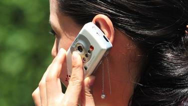 Estadounidenses fingen hablar por celular para evadir a otros