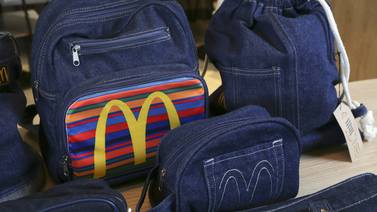 Uniformes del personal de McDonald’s se transforman en novedosos artículos