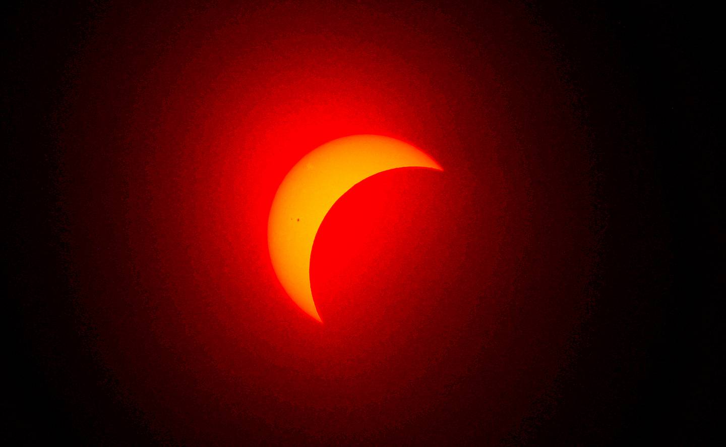 La luna eclipsa al sol en Fort Worth, Texas. Millones de personas acudieron en masa a áreas de América del Norte que se encuentran en el 'camino de la totalidad' para experimentar un eclipse solar total.