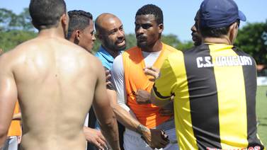 Futbolista sacó una tijera en el altercado del juego Jicaral-Uruguay en final de Segunda División