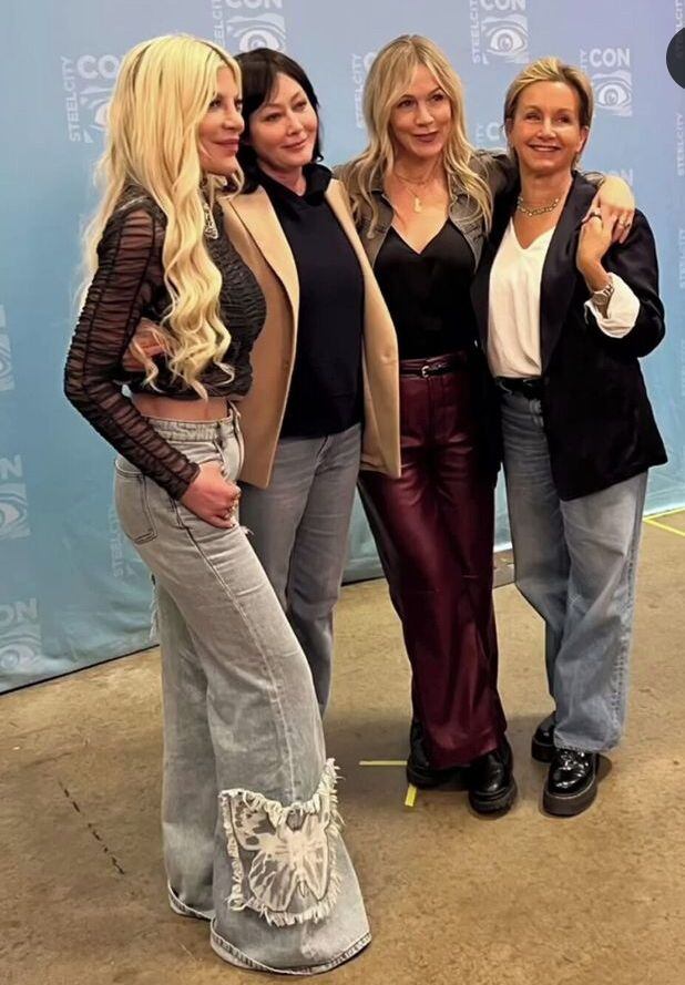 Las chicas de 'Beverly Hills 90210' juntas, como en los viejos tiempos: Tori Spelling (Donna), Shannen Doherty (Brenda), Jennie Garth (Kelly) y  , Gabrielle Carteris (Andrea).