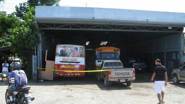Mecánico muere prensado por autobús en Limón