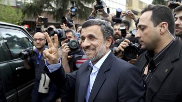 Ahmadinejad se inscribe a presidenciales en Irán pese a oposición del guía supremo