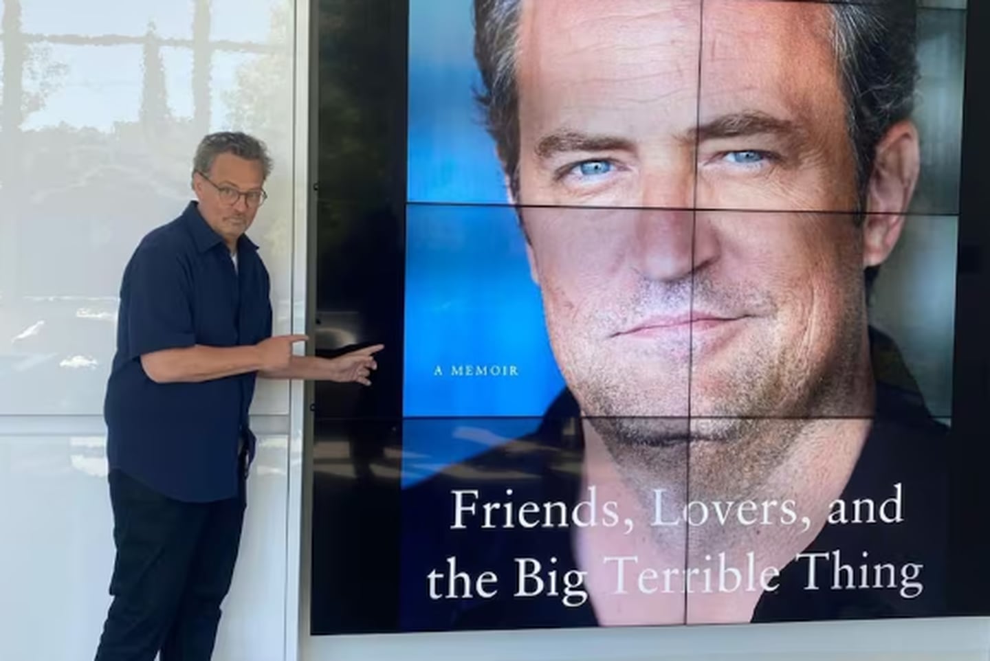 Matthew Perry publicó su autobiografía, titulada "Amigos, amantes y aquello tan terrible", el 1 de noviembre de 2022. Instagram: @mattyperry4