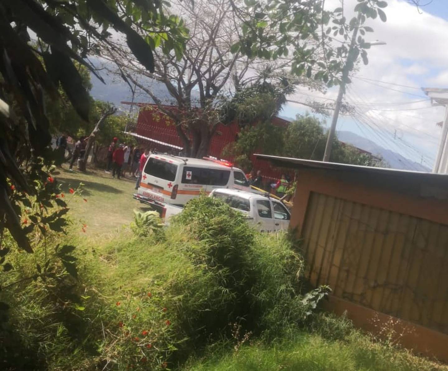 La Cruz Roja y la Fuerza Pública coincidieron en la escena, cerca de una parada de buses en Sauces, donde quedó el fallecido. Foto: Cortesía Heredia Hoy.